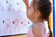Кожна школа України отримає «зіркову абетку» для популяризації вивчення жестової мови – підписано меморандум між МОН та ГО «Відчуй»