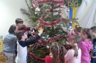 Вихованці НРЦ «Левеня» попрощалися з новорічною красунею – ялинкою