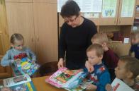 Знайомство дітей  зі шкільною бібліотекою та поводження з книгою (фото)