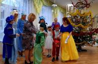 Новорічне свято «Веселі забави біля новорічної ялиці» в НРЦ  «Левеня»